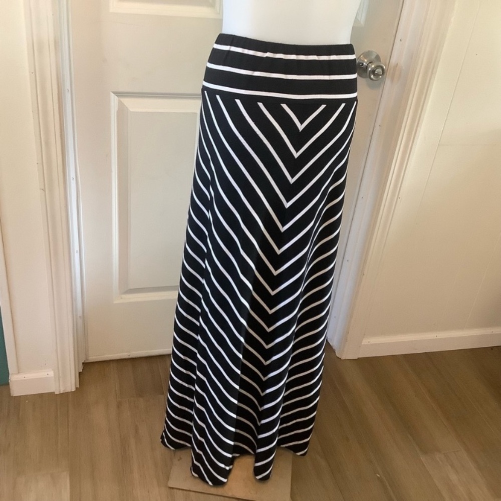 Chic Black and White Chevron Maxi Skirt